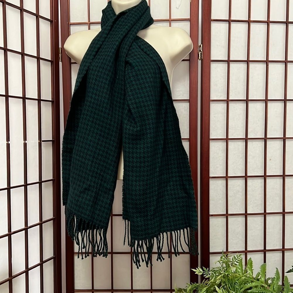 LORD & TAYLOR LAMBSWOOL SCARF‎